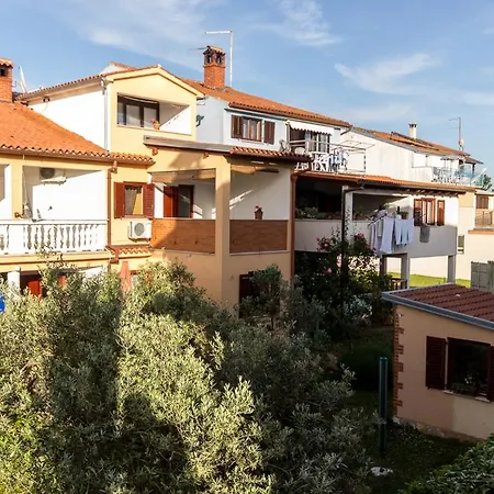 Apartmenthaus Mira Eldic Fazana Exterior photo